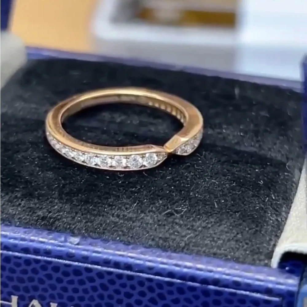 TRIOMPHE DE CHAUMET WEDDING BAND
Rose gold, diamonds, 2.5 mm - Picture 2 of 8